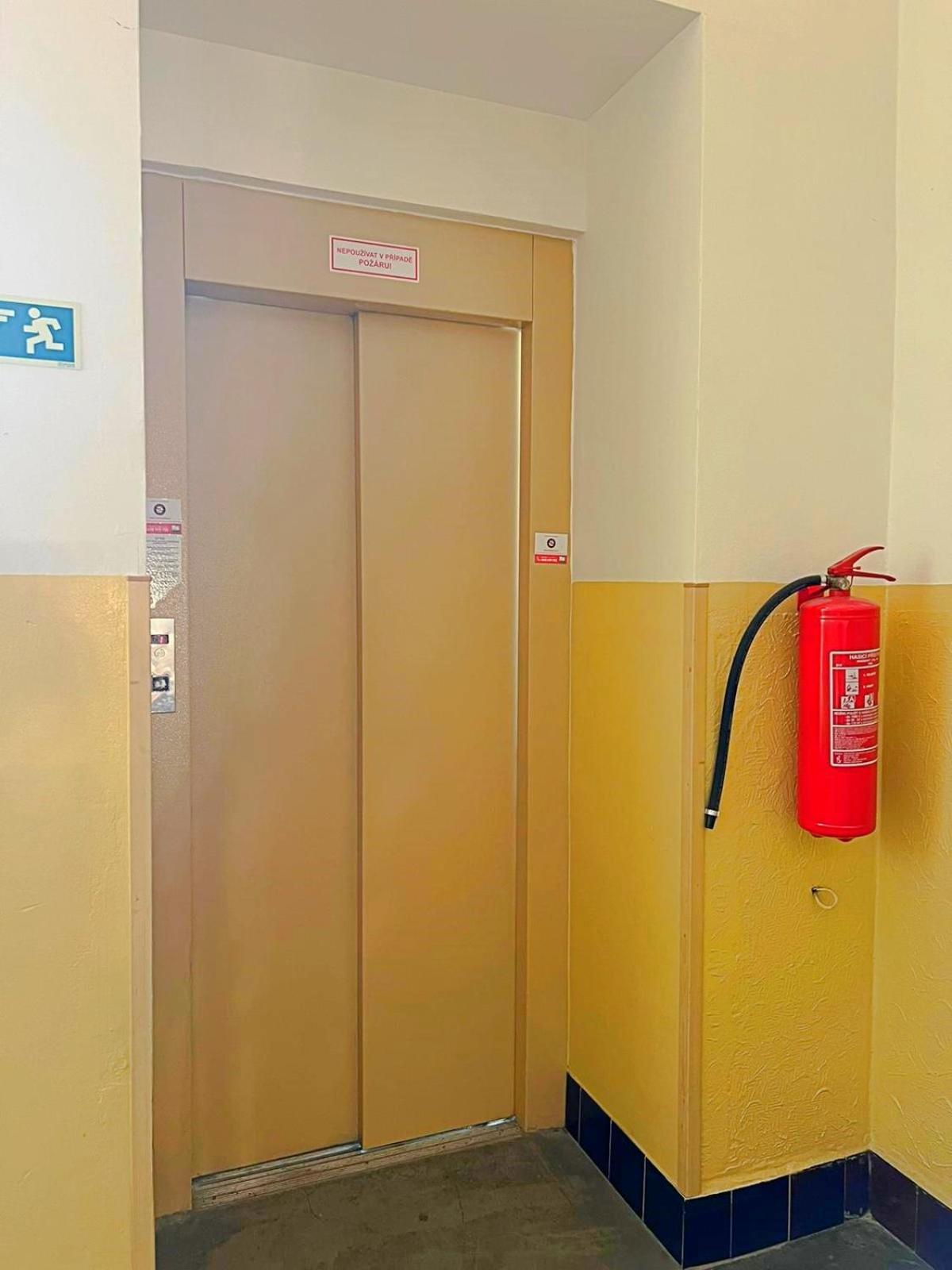 Mezonetovy Apartman V Centru Praga Exterior foto